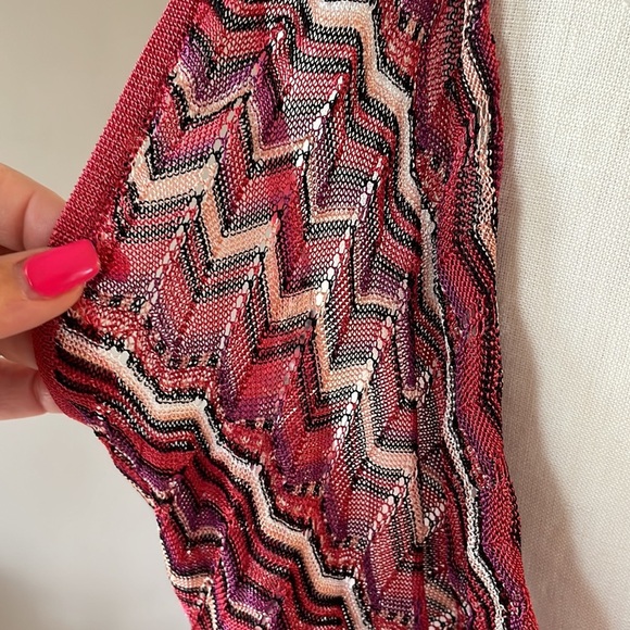 ARDEN B. NEW ROUCHED FRONT Crochet top ZIG zag rayon deep V drape back Med - Picture 10 of 11